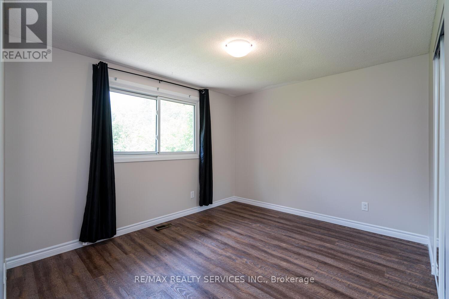 71 Helene Crescent, Waterloo, Ontario  N2L 5E6 - Photo 29 - X12183442