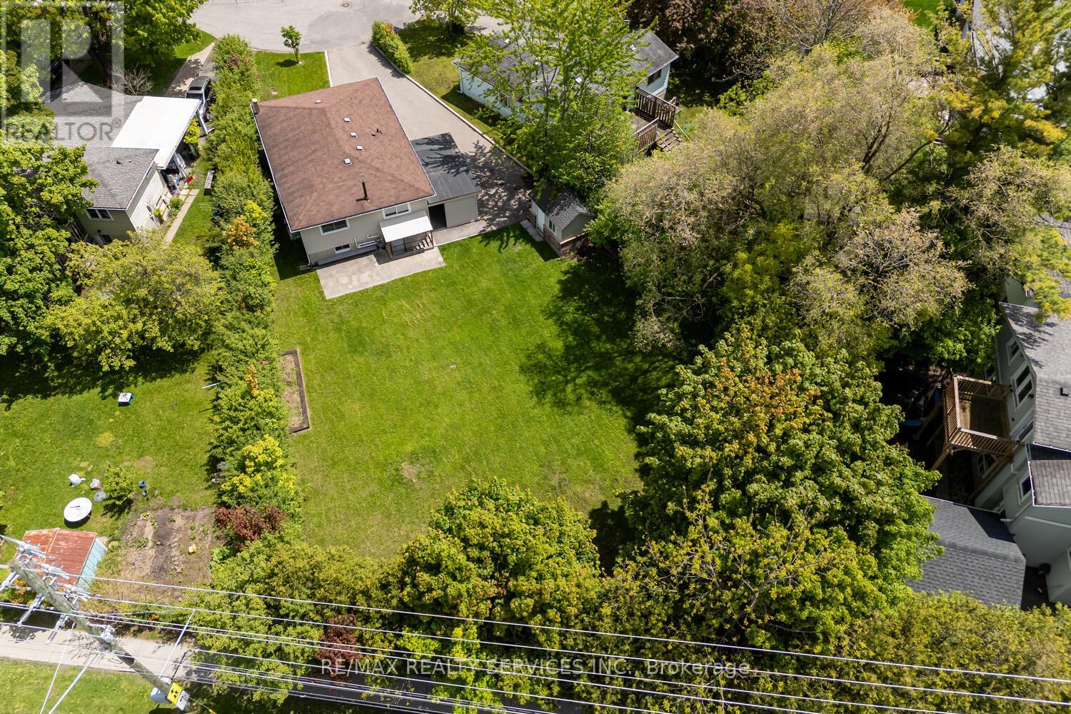 71 Helene Crescent, Waterloo, Ontario  N2L 5E6 - Photo 3 - X12183442