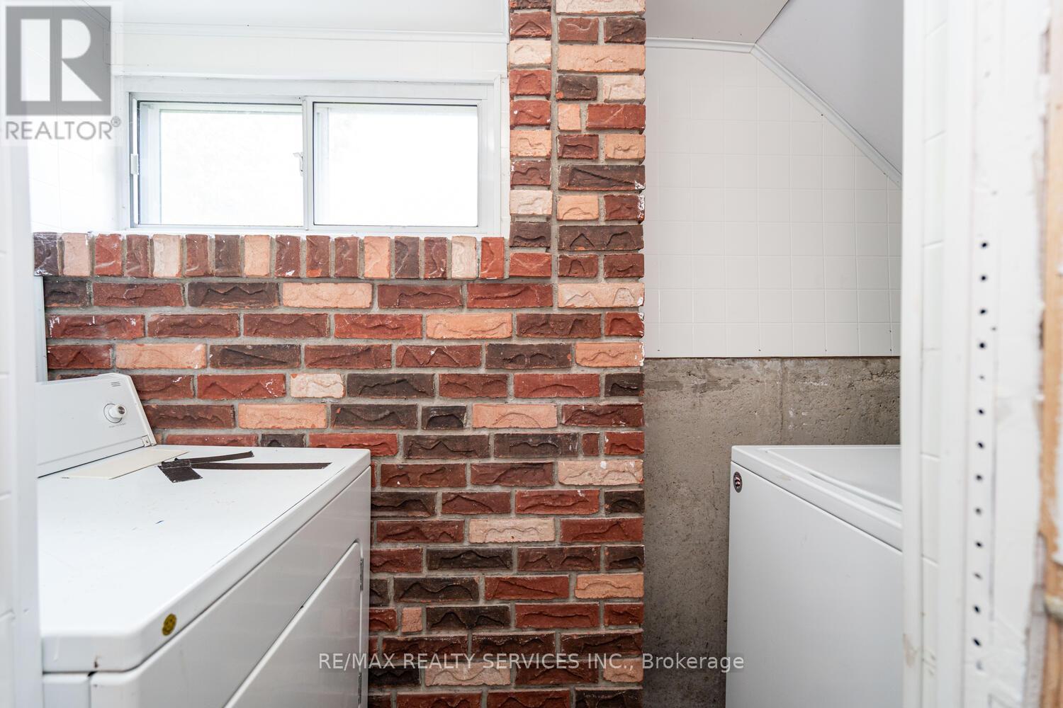 71 Helene Crescent, Waterloo, Ontario  N2L 5E6 - Photo 34 - X12183442