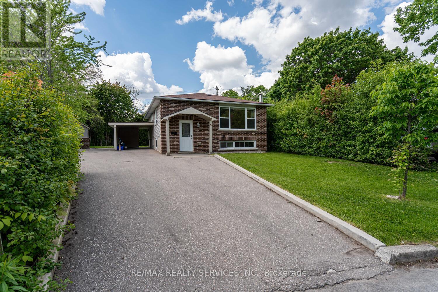 71 Helene Crescent, Waterloo, Ontario  N2L 5E6 - Photo 4 - X12183442