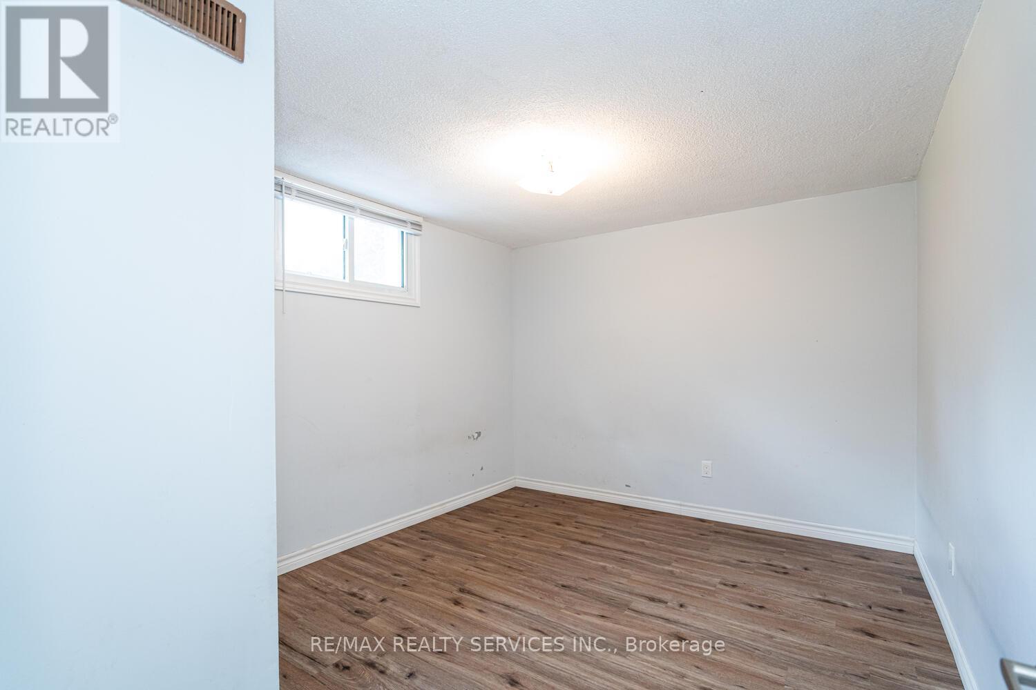 71 Helene Crescent, Waterloo, Ontario  N2L 5E6 - Photo 40 - X12183442