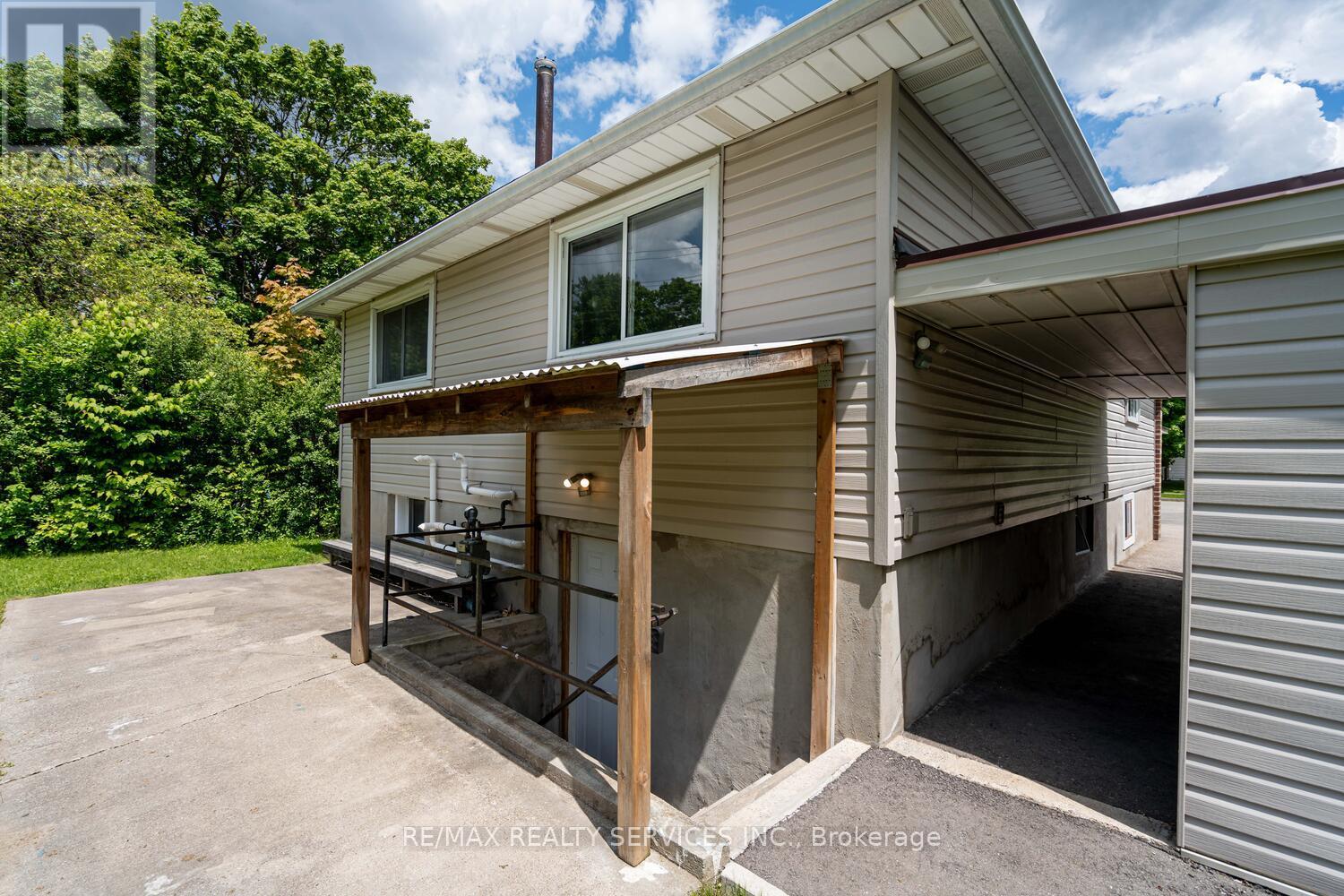 71 Helene Crescent, Waterloo, Ontario  N2L 5E6 - Photo 49 - X12183442