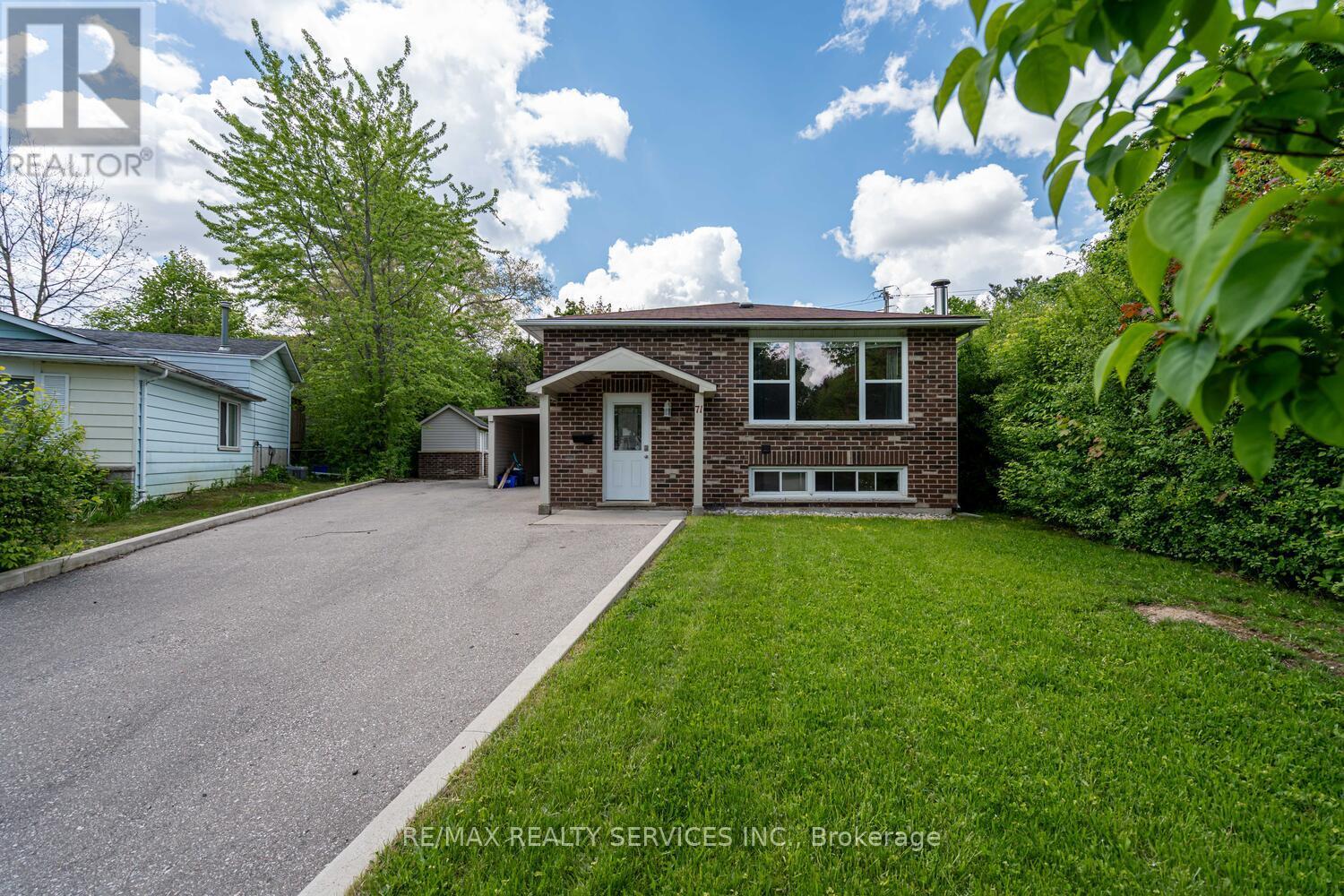 71 Helene Crescent, Waterloo, Ontario  N2L 5E6 - Photo 5 - X12183442