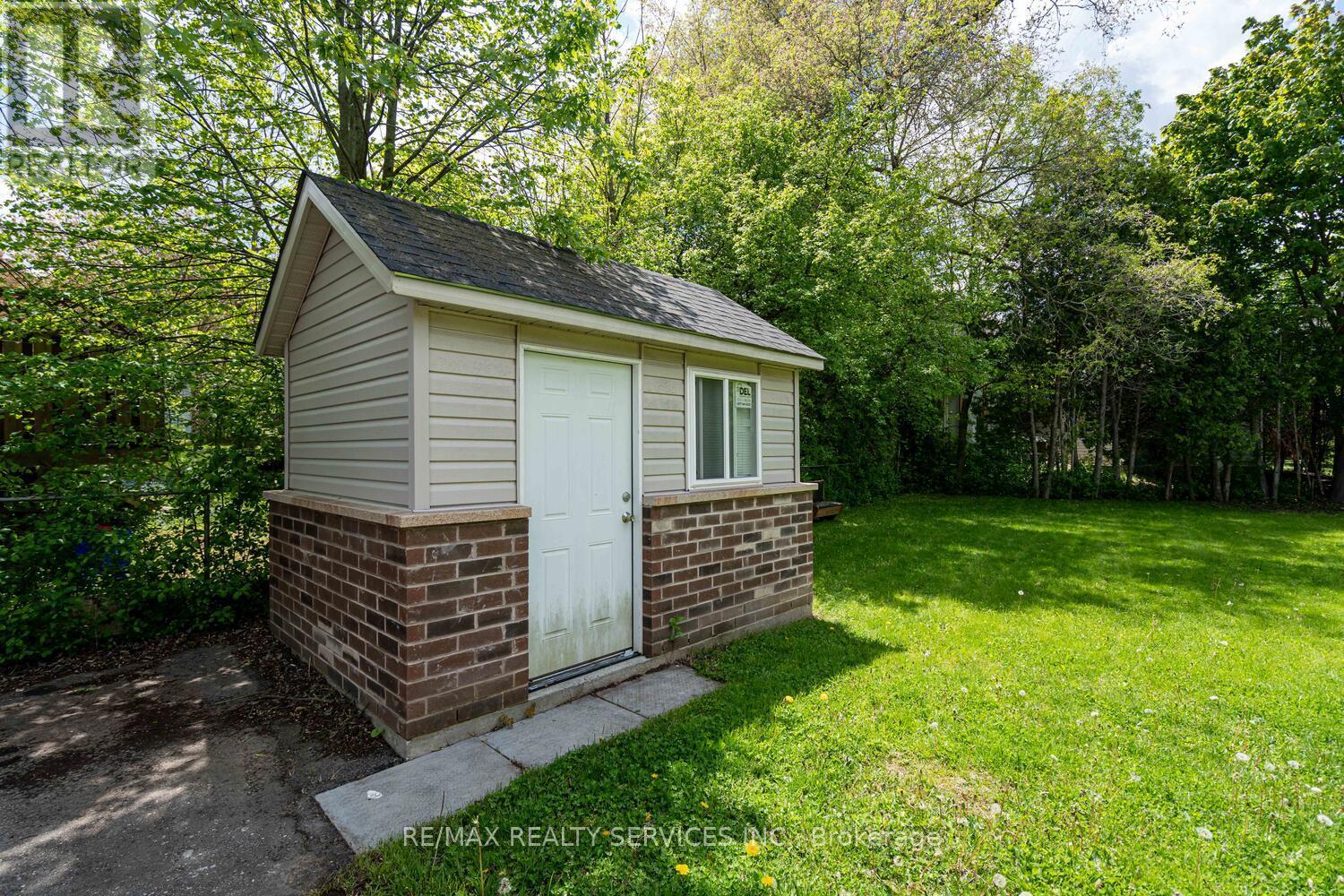 71 Helene Crescent, Waterloo, Ontario  N2L 5E6 - Photo 50 - X12183442