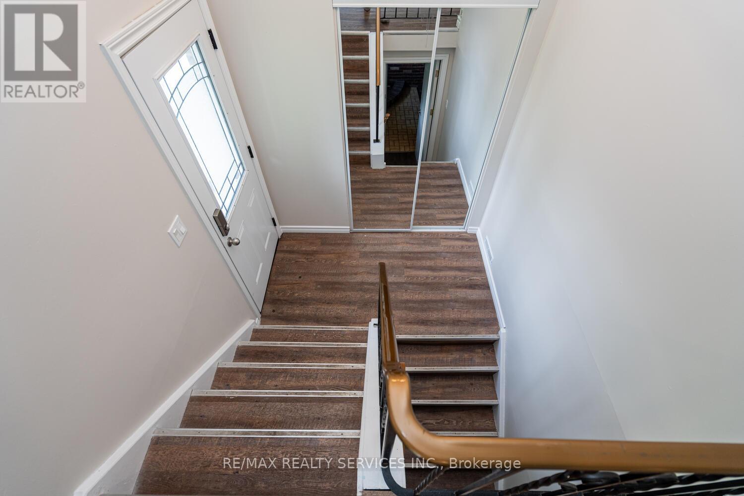 71 Helene Crescent, Waterloo, Ontario  N2L 5E6 - Photo 8 - X12183442
