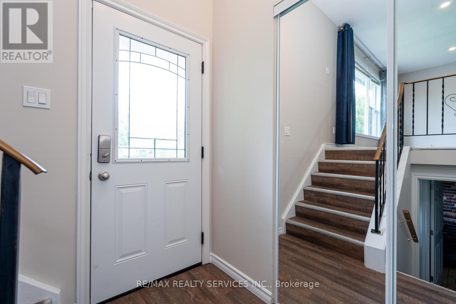 71 Helene Crescent, Waterloo, Ontario  N2L 5E6 - Photo 9 - X12183442