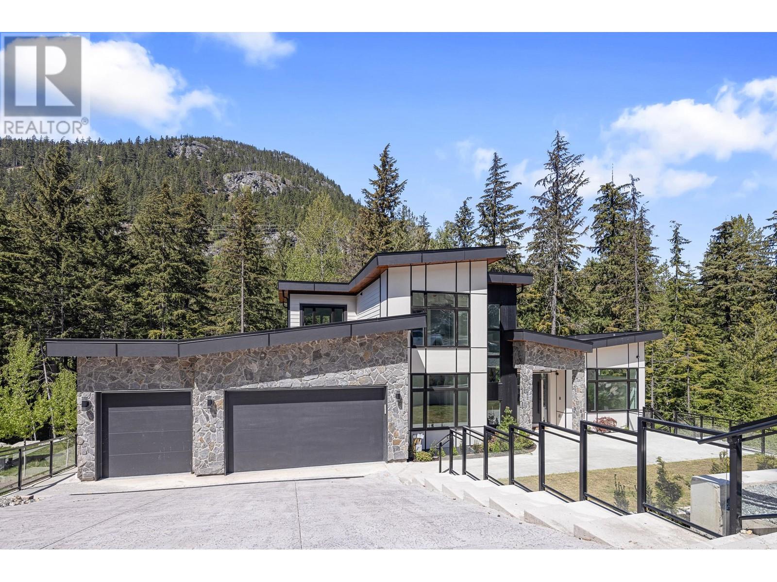 9113 Riverside Drive, Whistler, British Columbia  V8E 1M1 - Photo 2 - R2997708