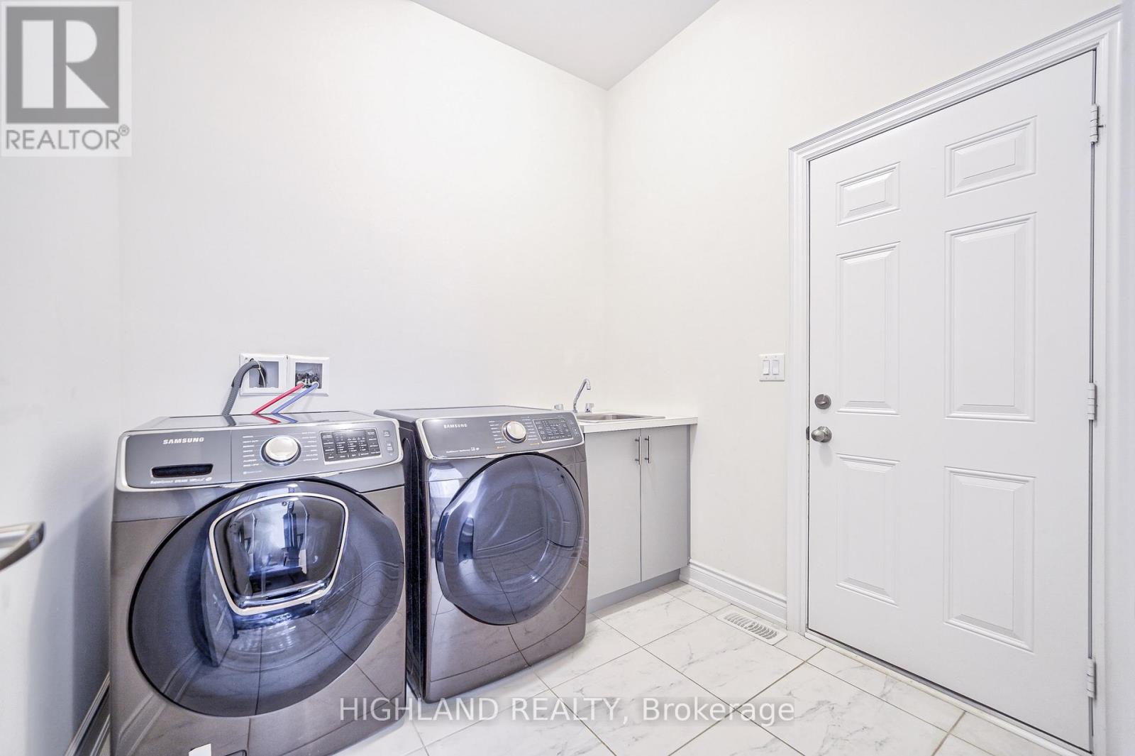 49 Threshing Mill Boulevard, Oakville, Ontario  L6H 0V6 - Photo 11 - W12183477