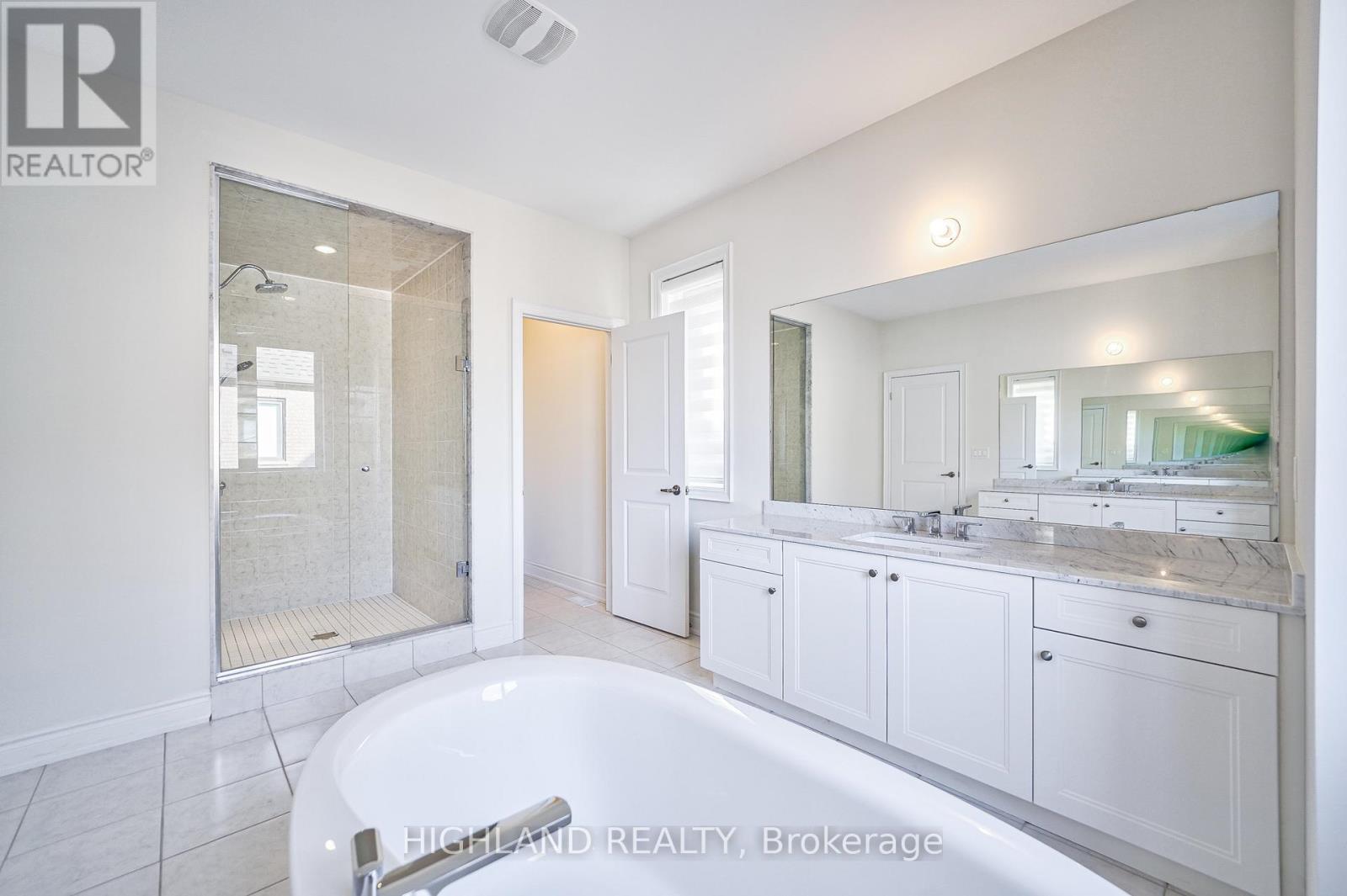 49 Threshing Mill Boulevard, Oakville, Ontario  L6H 0V6 - Photo 14 - W12183477