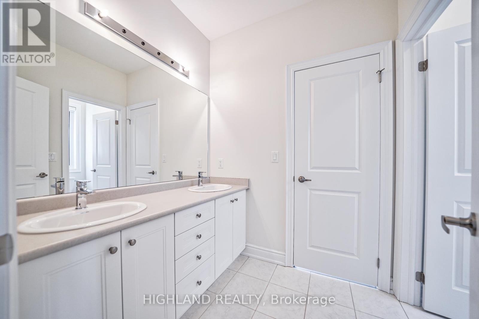 49 Threshing Mill Boulevard, Oakville, Ontario  L6H 0V6 - Photo 17 - W12183477