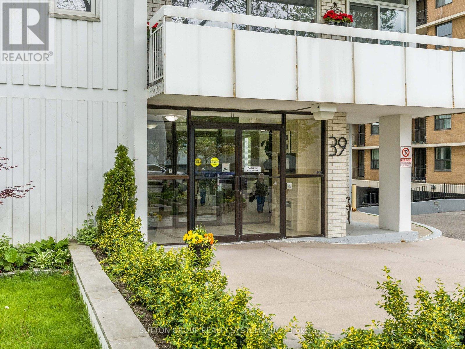 503 - 39 Stavebank Road, Mississauga, Ontario  L5G 4N7 - Photo 2 - W12183480