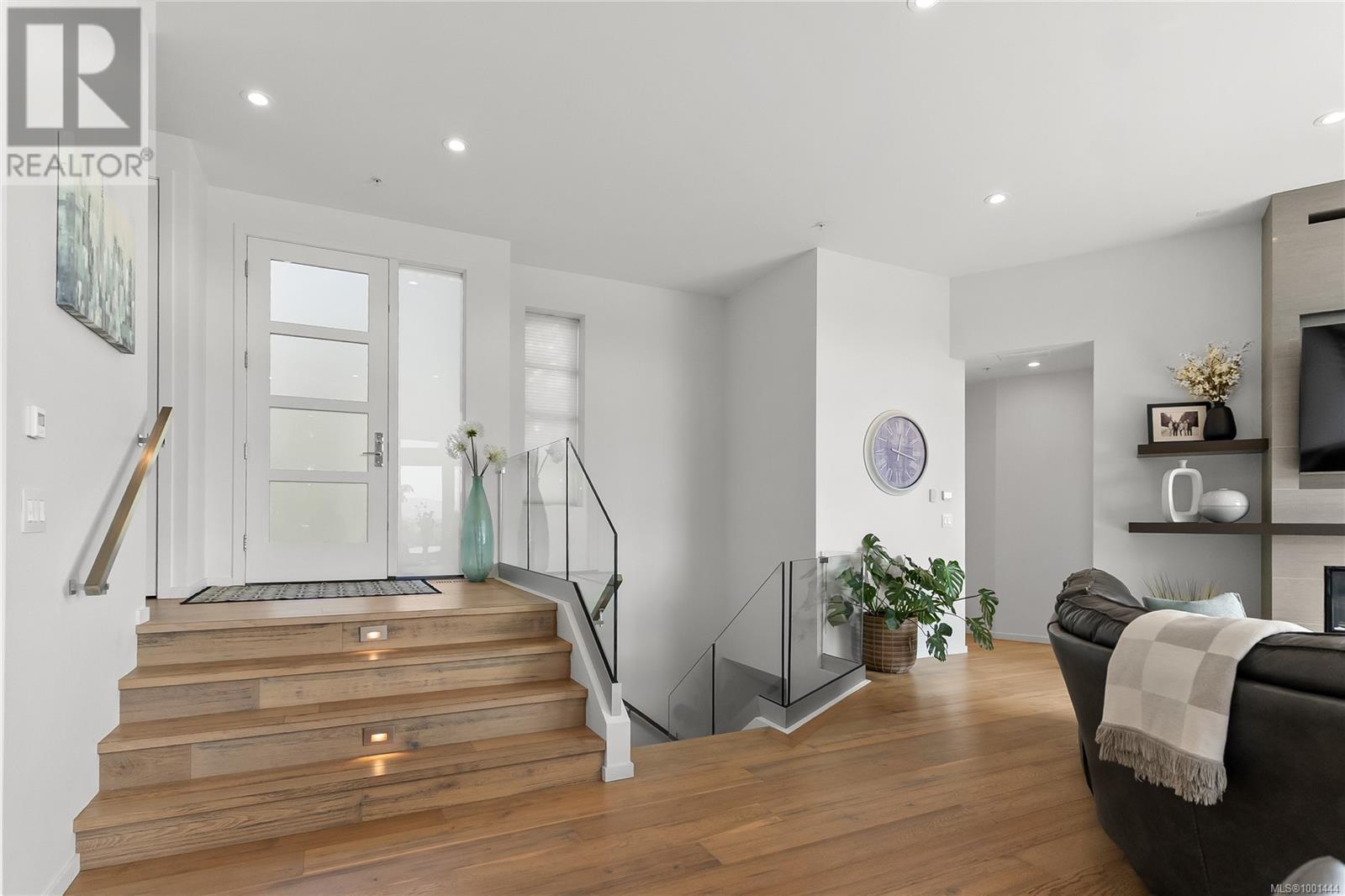 Property at 561 Cumberland Pl image 2