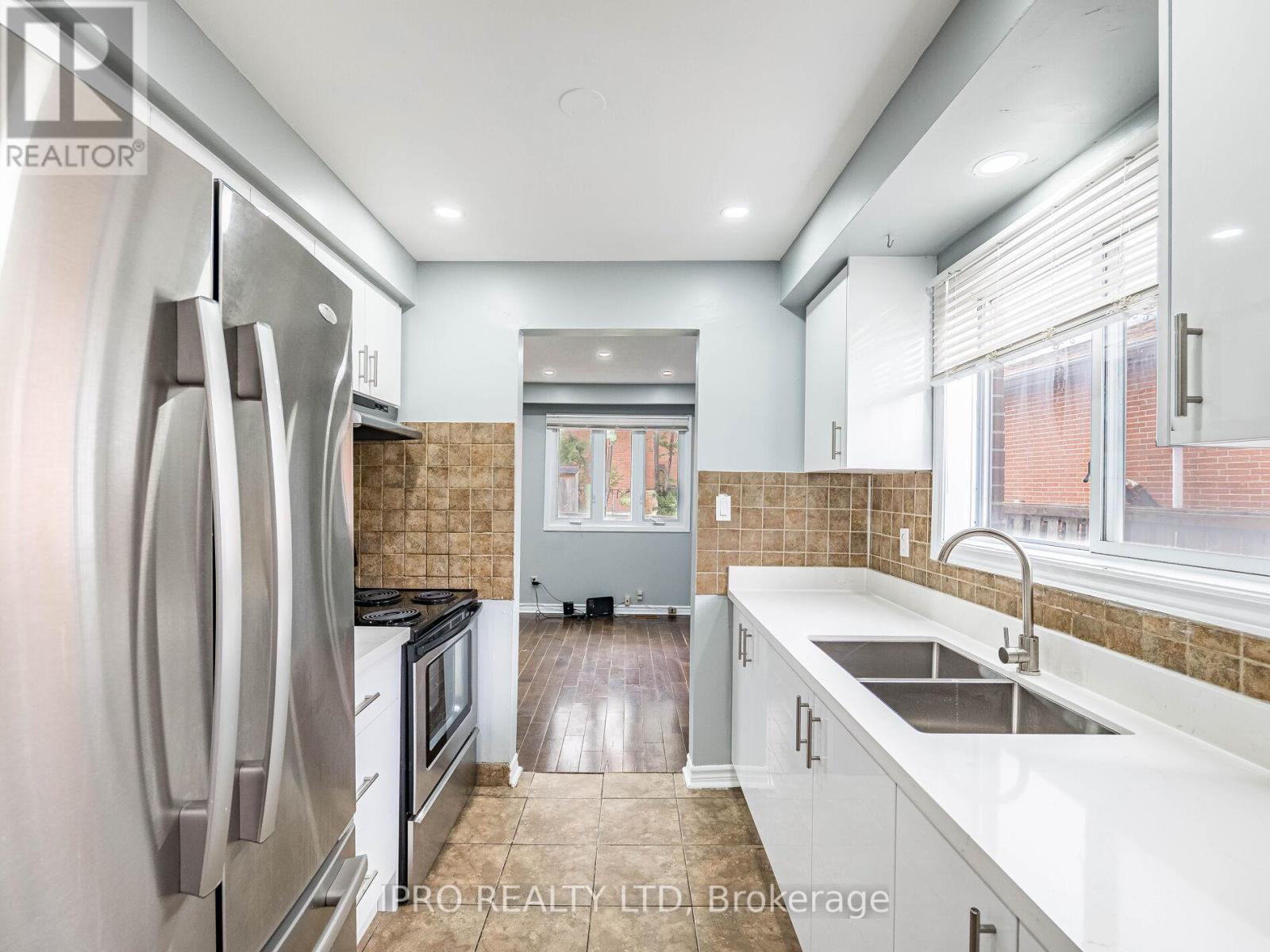 7458 Catalpa Road, Mississauga, Ontario  L4T 2T3 - Photo 12 - W12009558