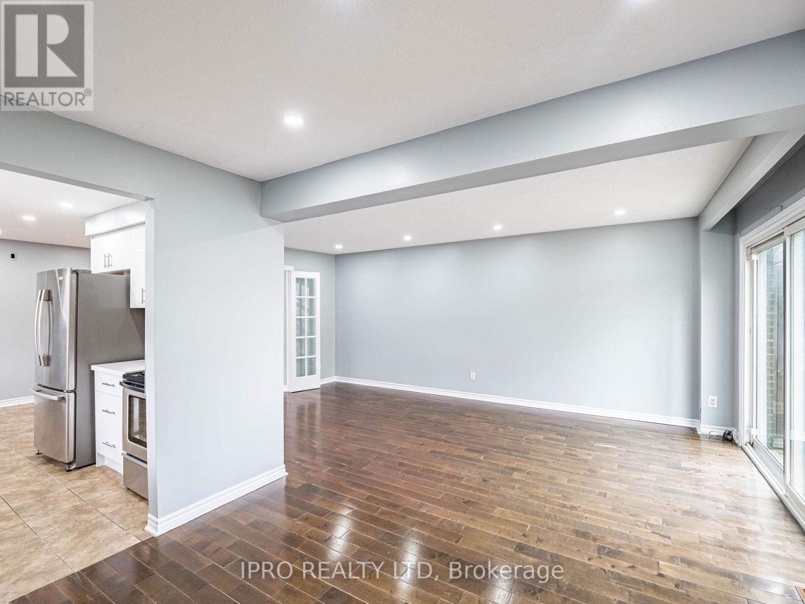 7458 Catalpa Road, Mississauga, Ontario  L4T 2T3 - Photo 7 - W12009558
