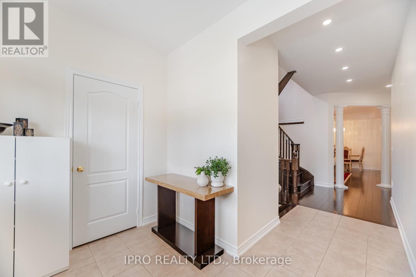 175 Bellchase Trail, Brampton, Ontario  L6P 3P7 - Photo 6 - W12183487