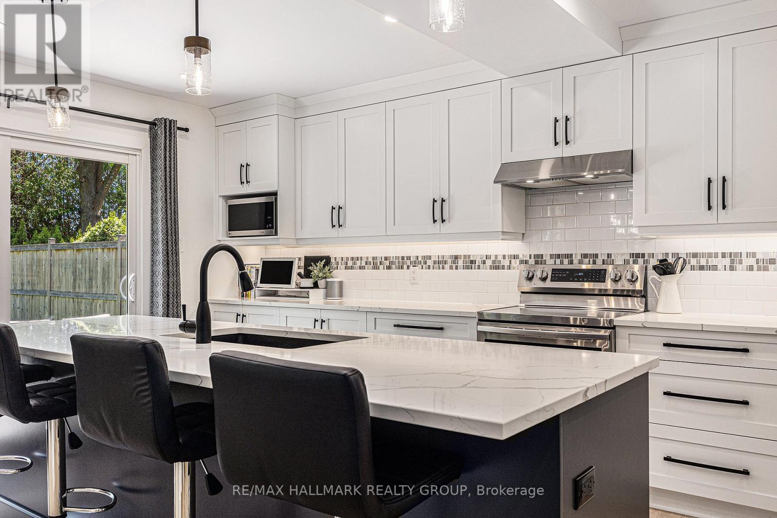 15 Inuvik Crescent, Ottawa, Ontario  K2L 1A1 - Photo 13 - X12183523