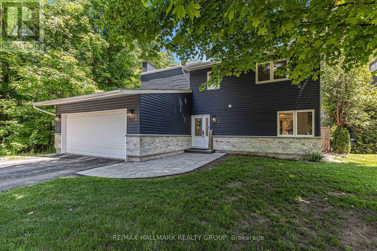 15 Inuvik Crescent, Ottawa, Ontario  K2L 1A1 - Photo 3 - X12183523