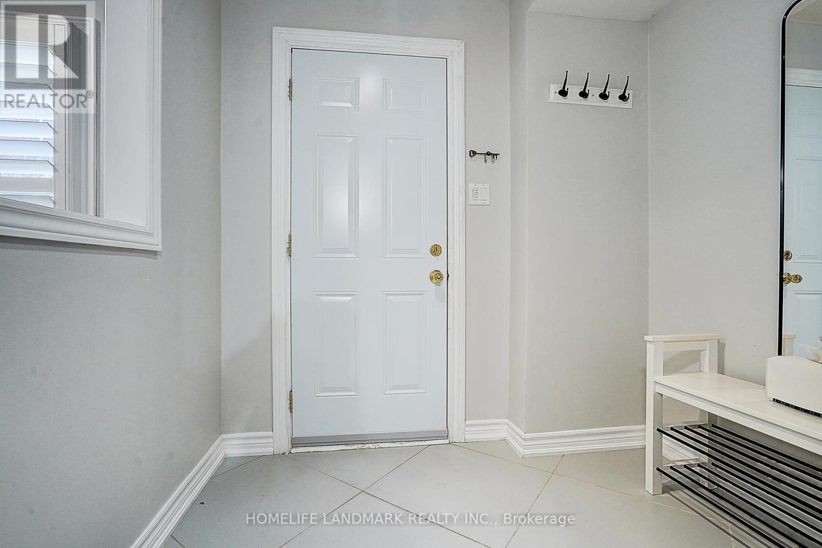 37 - 115 Main Street S, Newmarket (Central Newmarket), Ontario  L3Y 8J3 - Photo 3 - N12183508