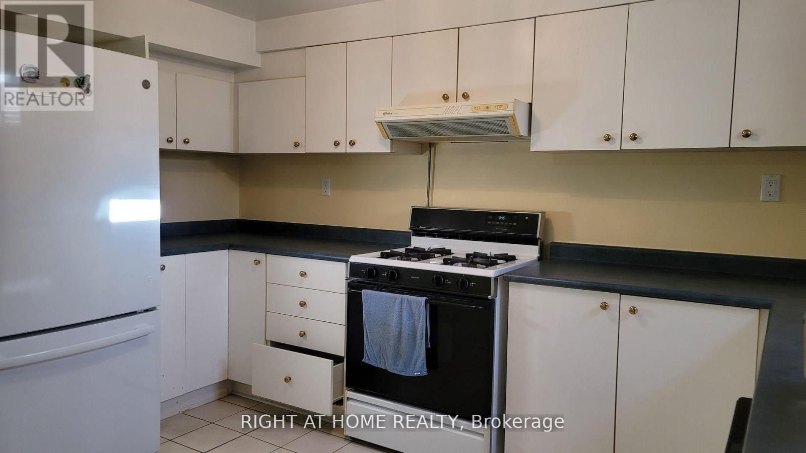 5194 Guildwood Way, Mississauga, Ontario  L5R 2T3 - Photo 16 - W12183510