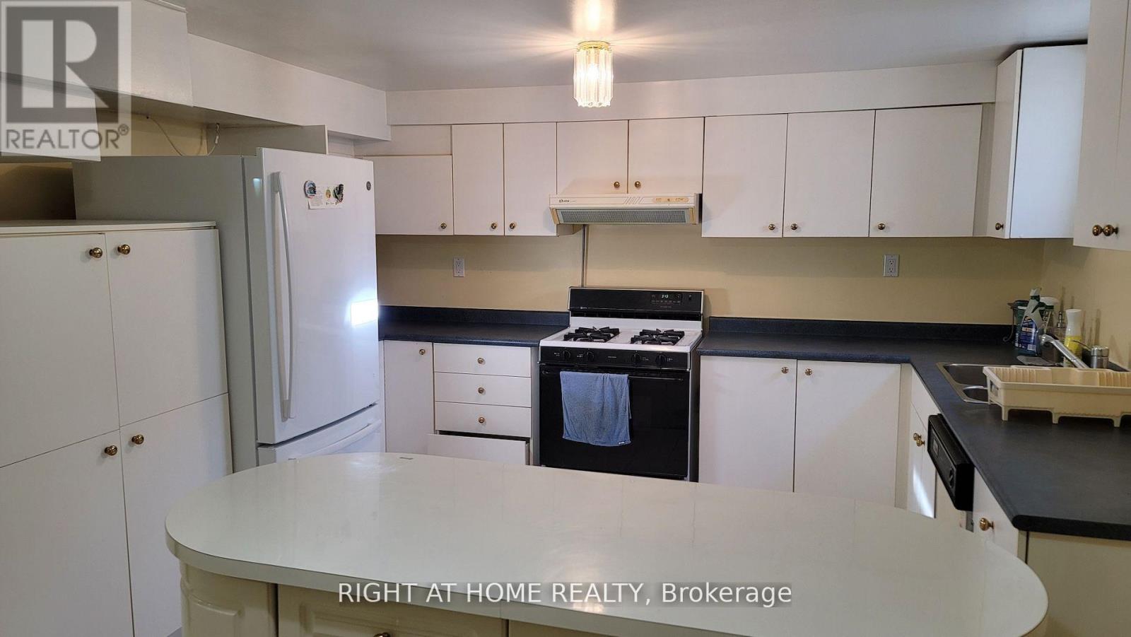 5194 Guildwood Way, Mississauga, Ontario  L5R 2T3 - Photo 2 - W12183510