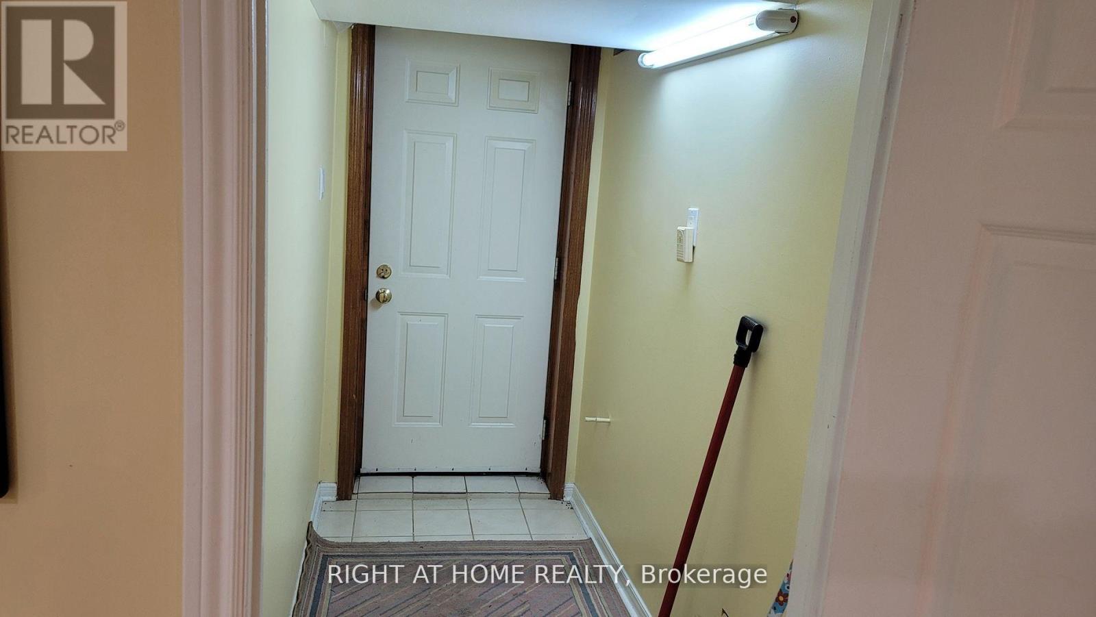 5194 Guildwood Way, Mississauga, Ontario  L5R 2T3 - Photo 5 - W12183510
