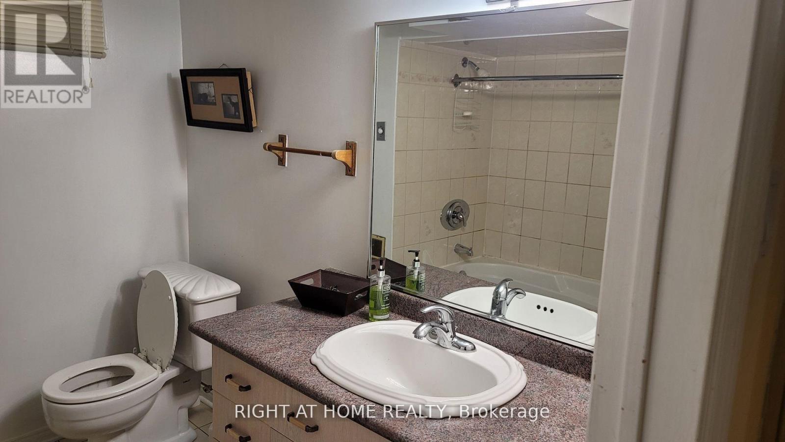 5194 Guildwood Way, Mississauga, Ontario  L5R 2T3 - Photo 6 - W12183510