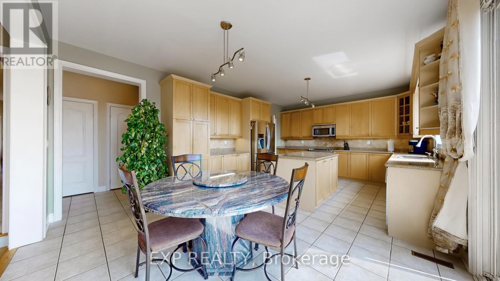 28 Cosmo Court, Brampton, Ontario  L6P 1G2 - Photo 5 - W12183545