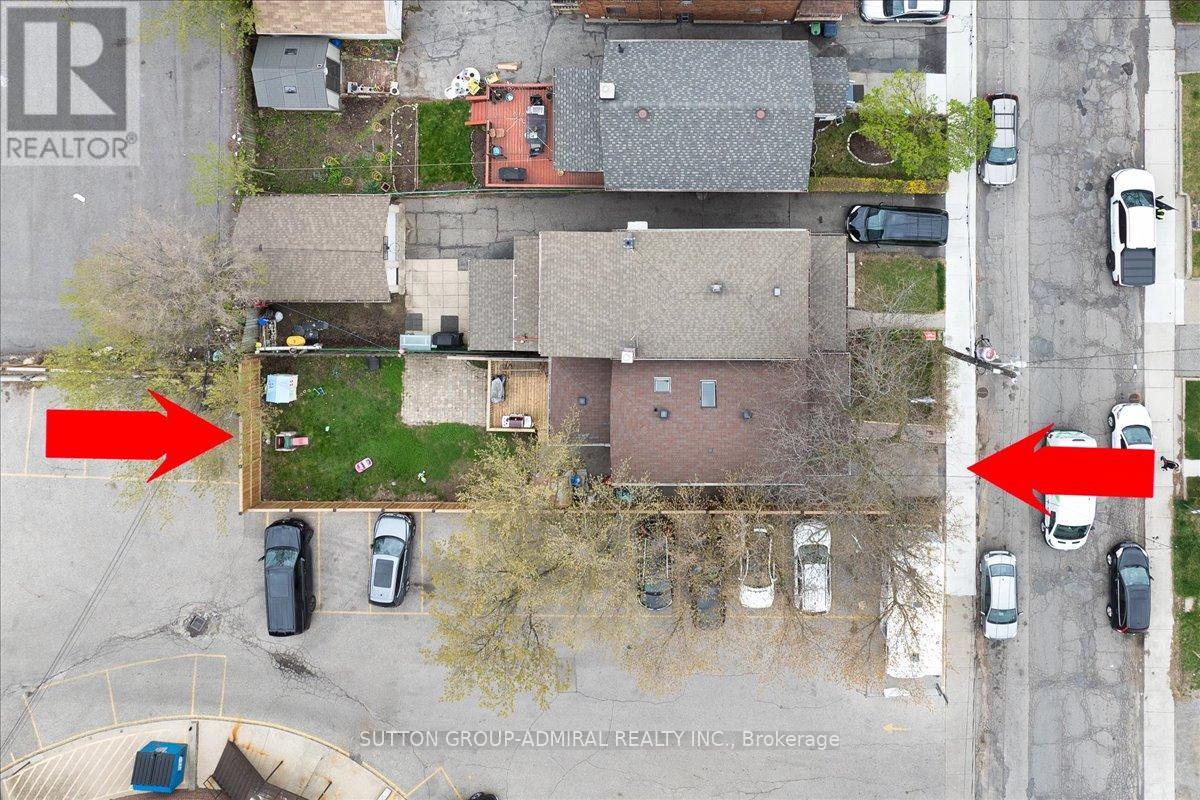 11 Bowie Avenue, Toronto, Ontario  M6E 2P1 - Photo 2 - W12183575