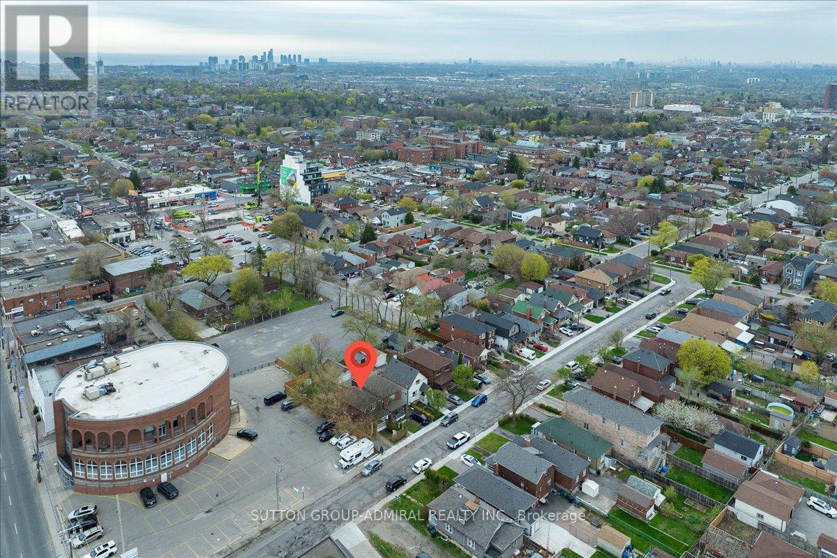 11 Bowie Avenue, Toronto, Ontario  M6E 2P1 - Photo 3 - W12183575