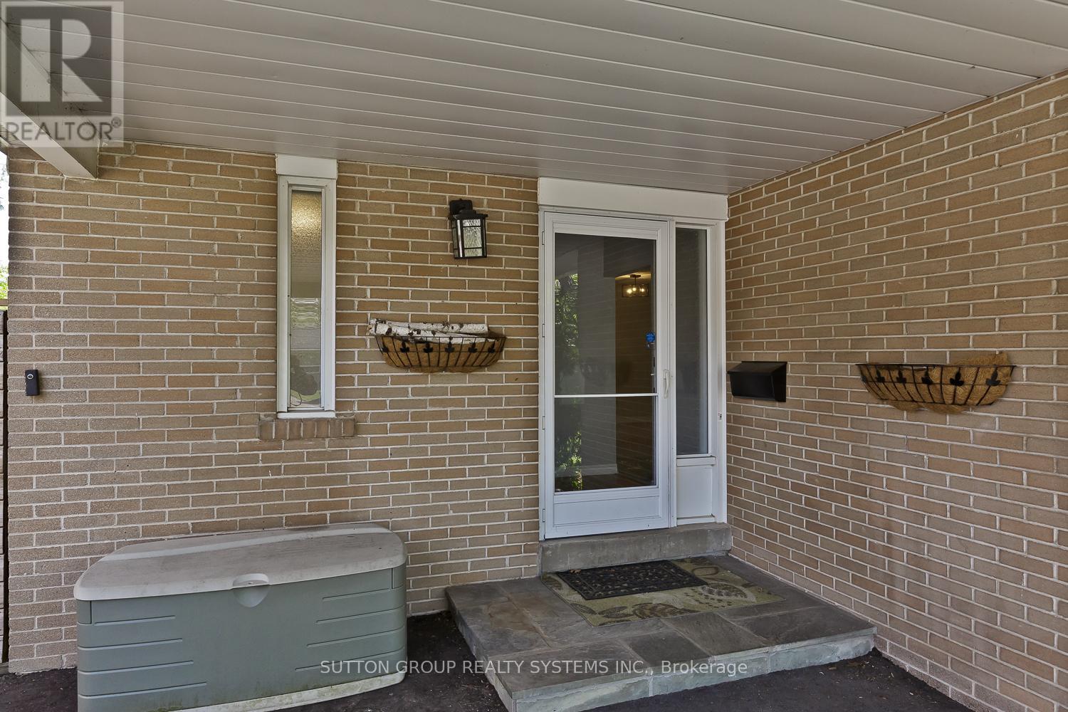 1899 Reiss Court, Mississauga, Ontario  L5J 3S2 - Photo 2 - W12183580