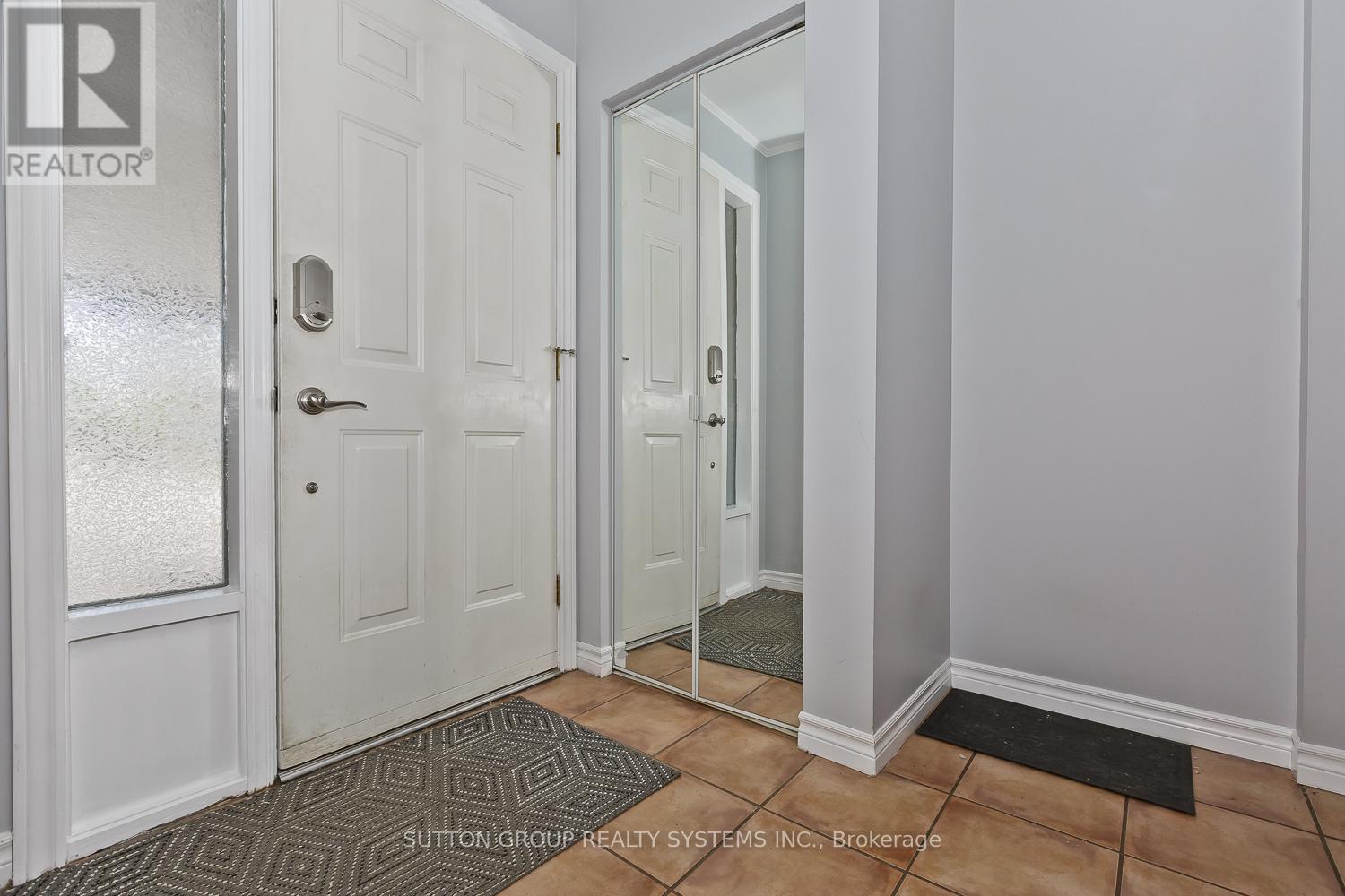 1899 Reiss Court, Mississauga, Ontario  L5J 3S2 - Photo 3 - W12183580