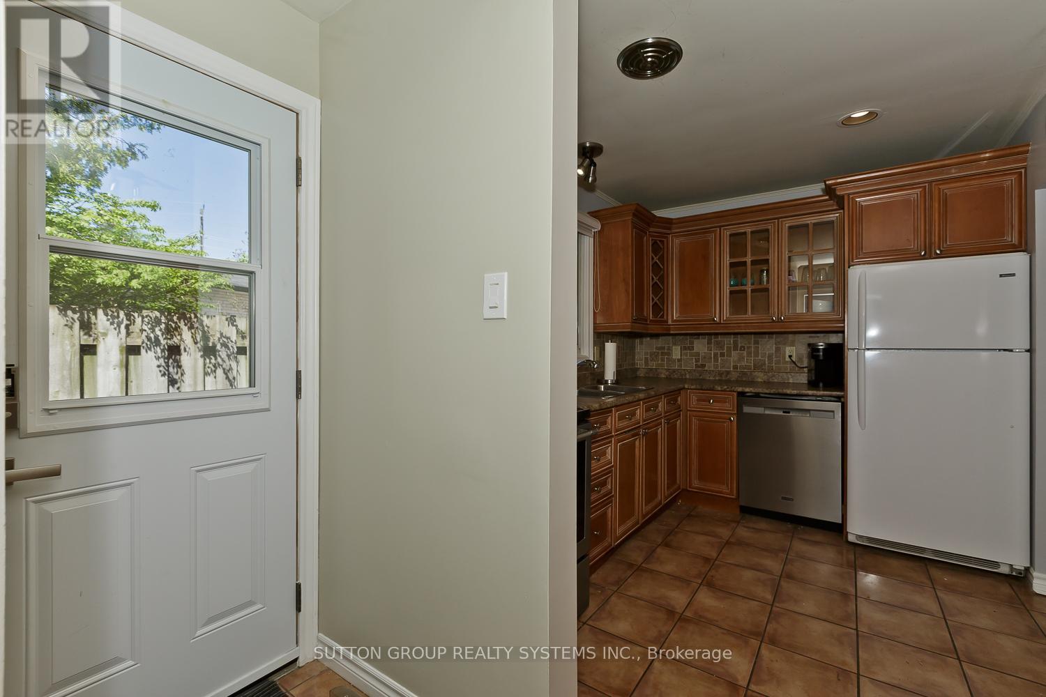 1899 Reiss Court, Mississauga, Ontario  L5J 3S2 - Photo 4 - W12183580