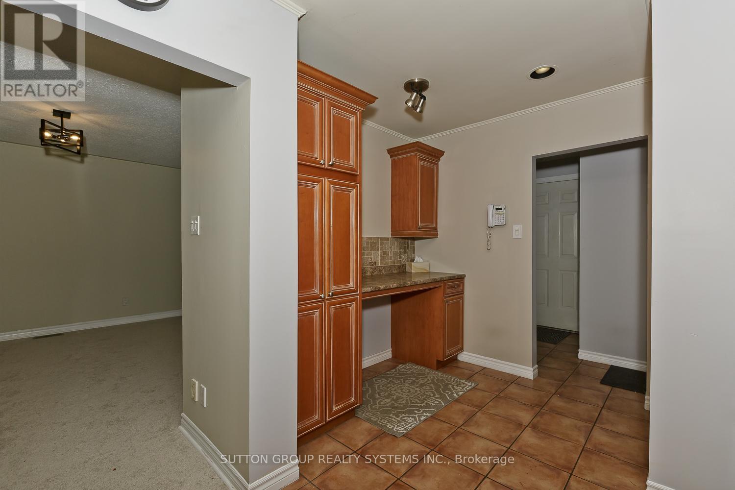 1899 Reiss Court, Mississauga, Ontario  L5J 3S2 - Photo 5 - W12183580