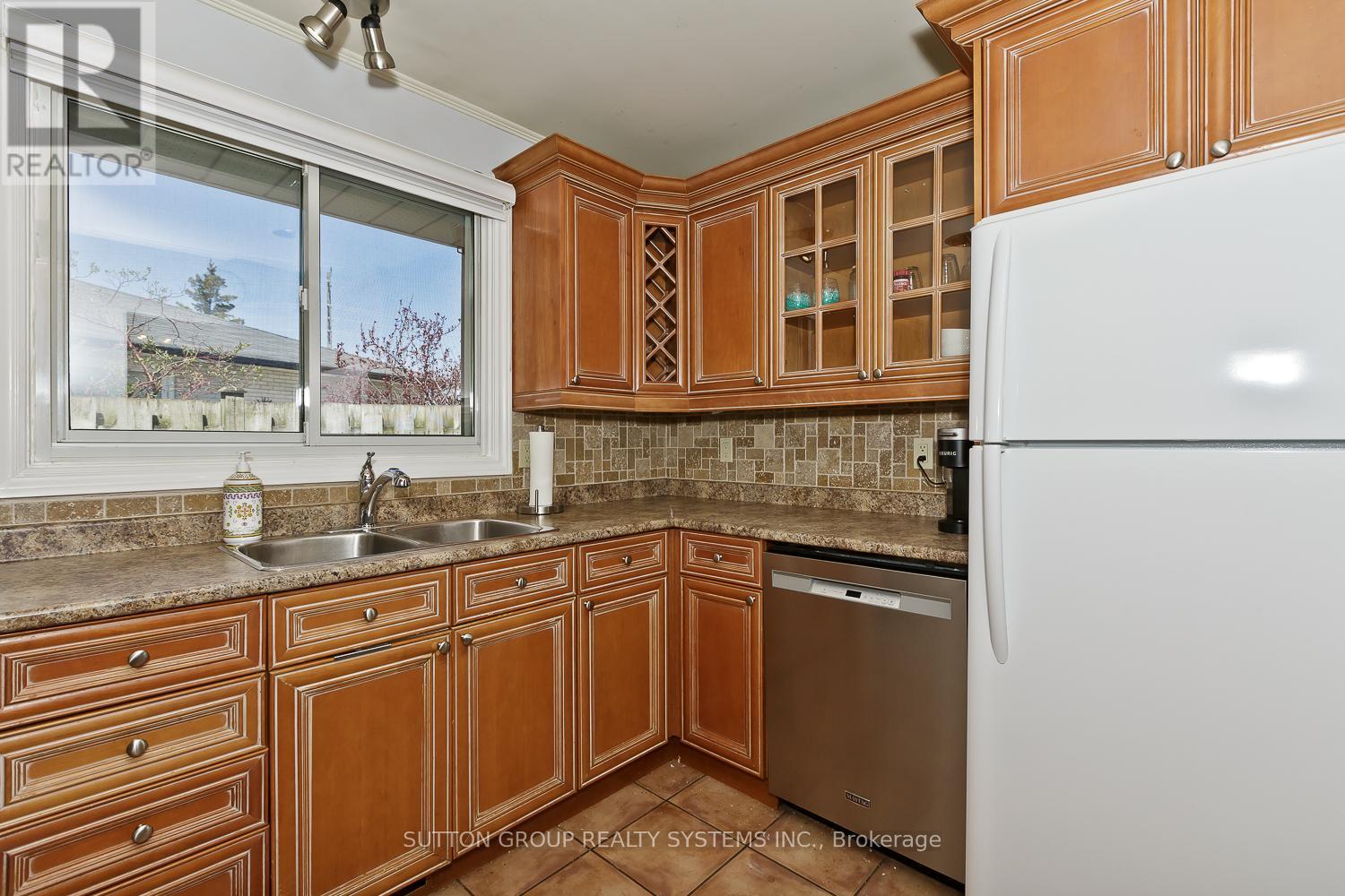 1899 Reiss Court, Mississauga, Ontario  L5J 3S2 - Photo 8 - W12183580