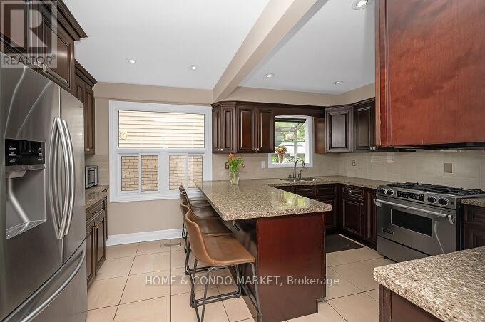 74 Rosebud Avenue, Brampton (Downtown Brampton), Ontario  L6X 2W5 - Photo 10 - W12183582