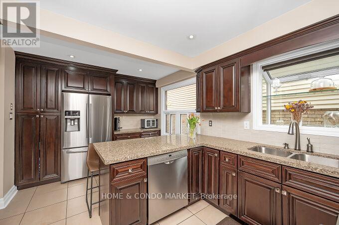 74 Rosebud Avenue, Brampton (Downtown Brampton), Ontario  L6X 2W5 - Photo 13 - W12183582