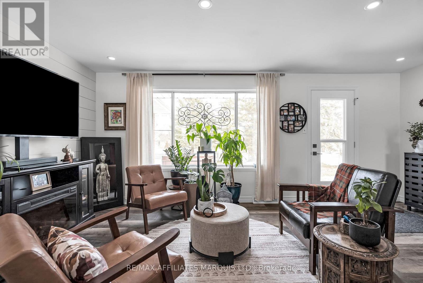 Property at 1949 BELVEDERE CRESCENT image 4