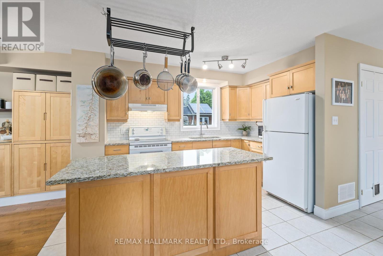 63 Church Street E, Halton Hills (Ac Acton), Ontario  L7J 1K8 - Photo 12 - W12183604