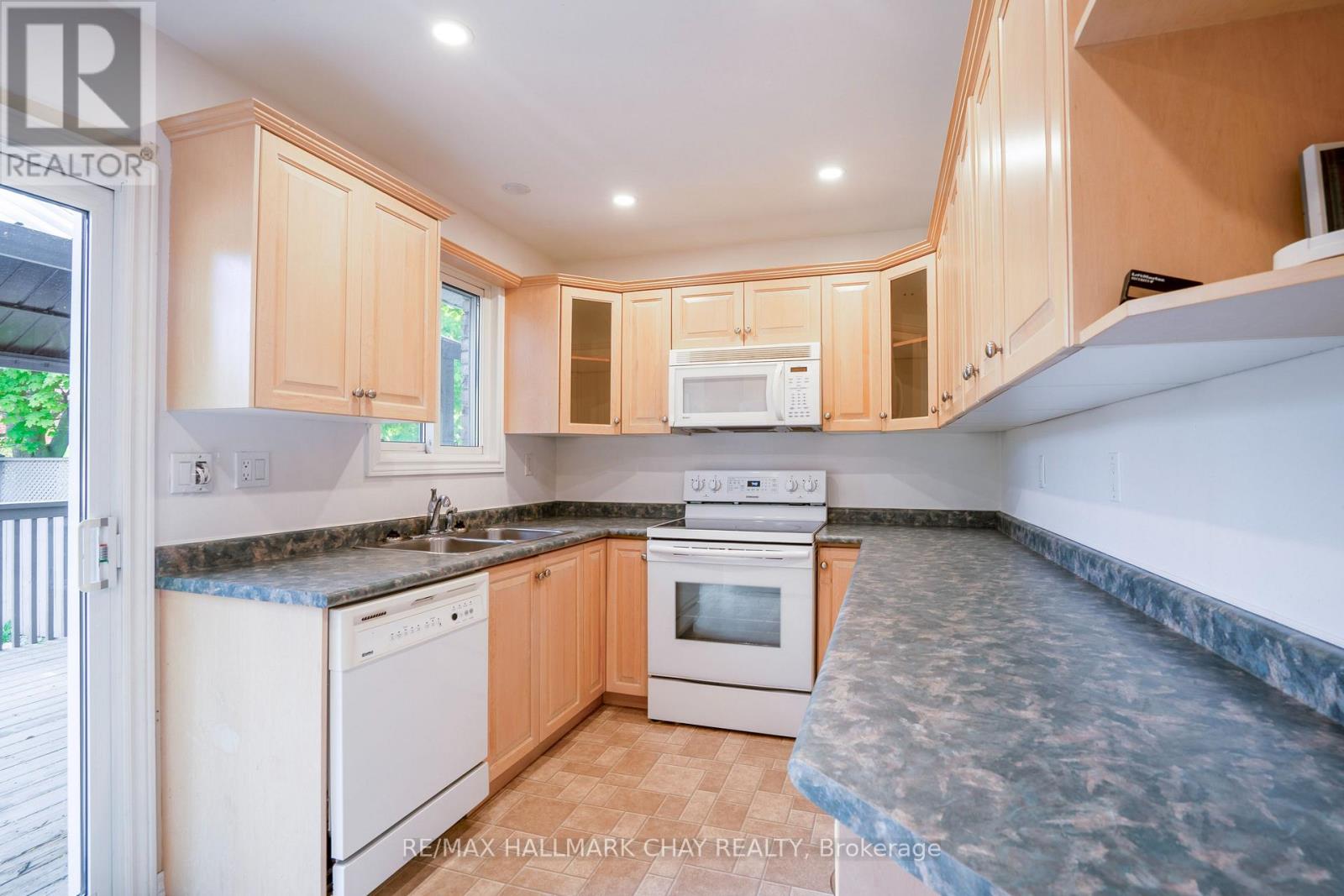 72 Jane Crescent, Barrie (Allandale Heights), Ontario  L4N 3T8 - Photo 11 - S12183656