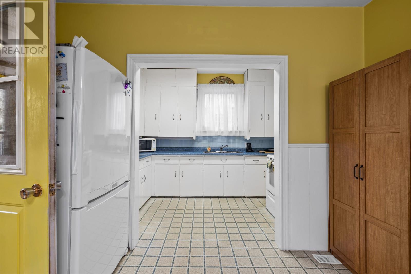 Property at 399 Queen Street image 4