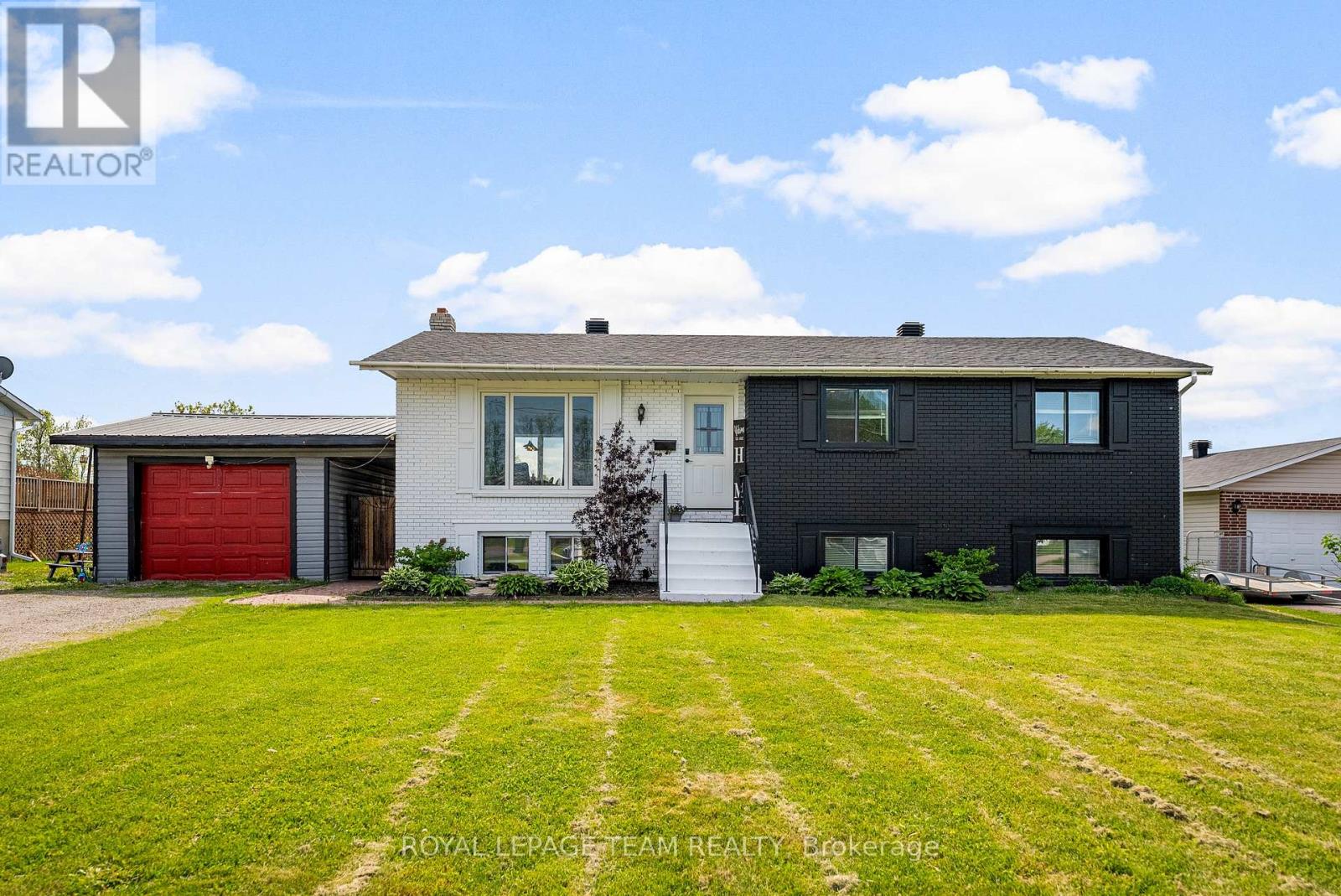 40 Meadowbrook Drive, Laurentian Valley, Ontario  K8A 7C3 - Photo 1 - X12183730