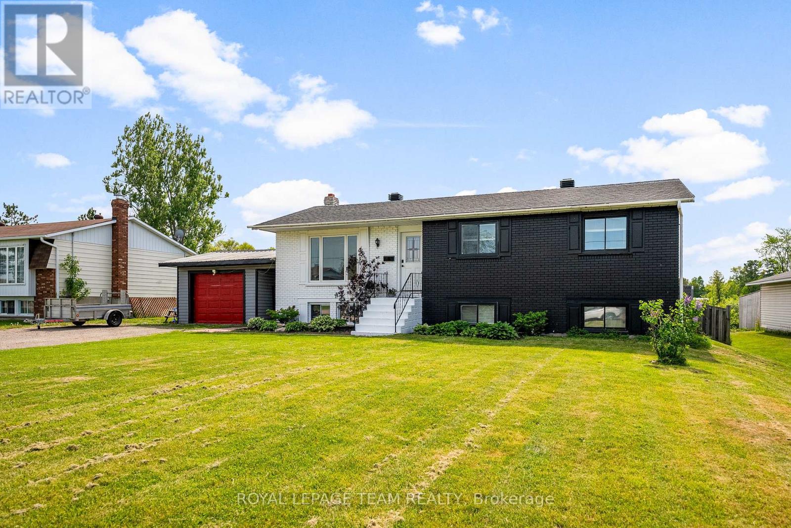 40 Meadowbrook Drive, Laurentian Valley, Ontario  K8A 7C3 - Photo 3 - X12183730
