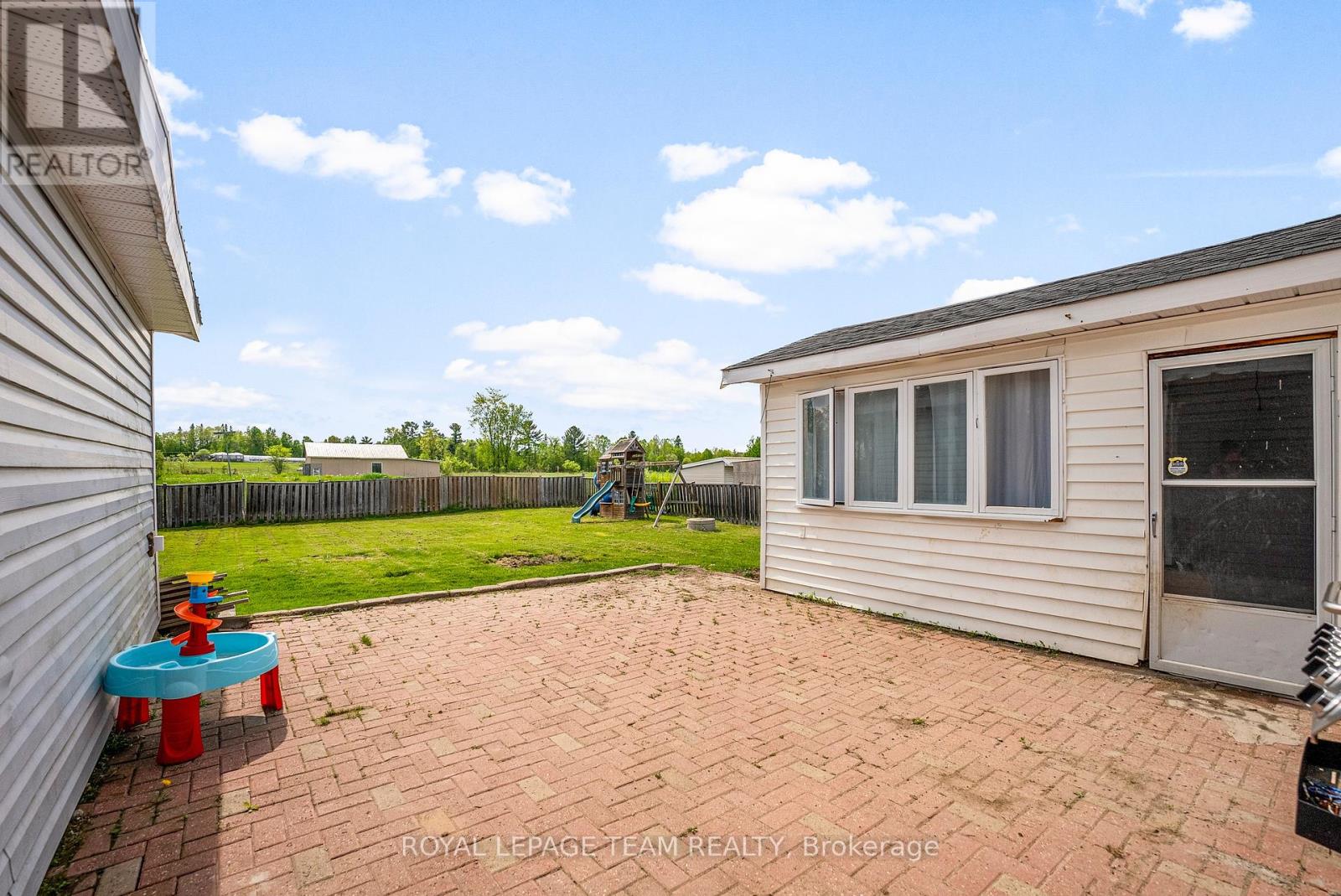 40 Meadowbrook Drive, Laurentian Valley, Ontario  K8A 7C3 - Photo 37 - X12183730