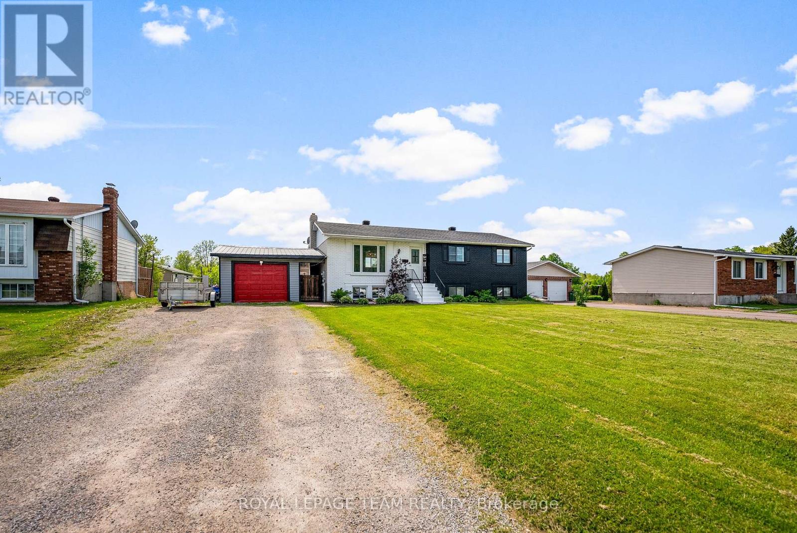 40 Meadowbrook Drive, Laurentian Valley, Ontario  K8A 7C3 - Photo 4 - X12183730