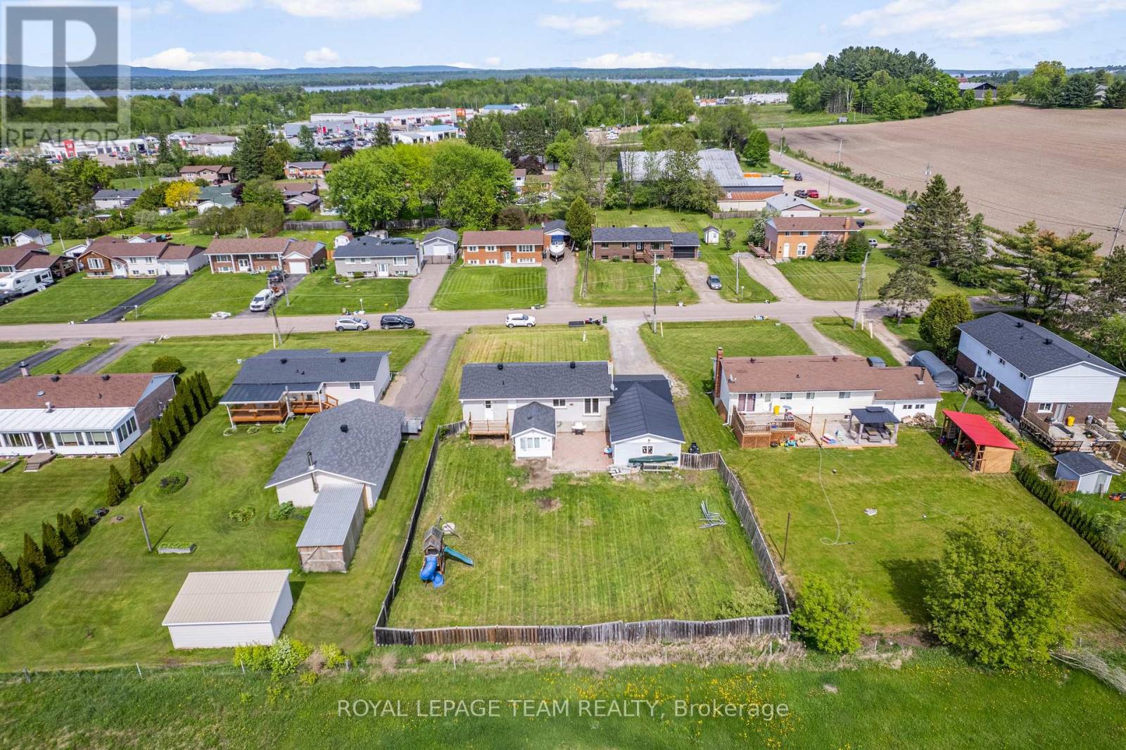 40 Meadowbrook Drive, Laurentian Valley, Ontario  K8A 7C3 - Photo 48 - X12183730
