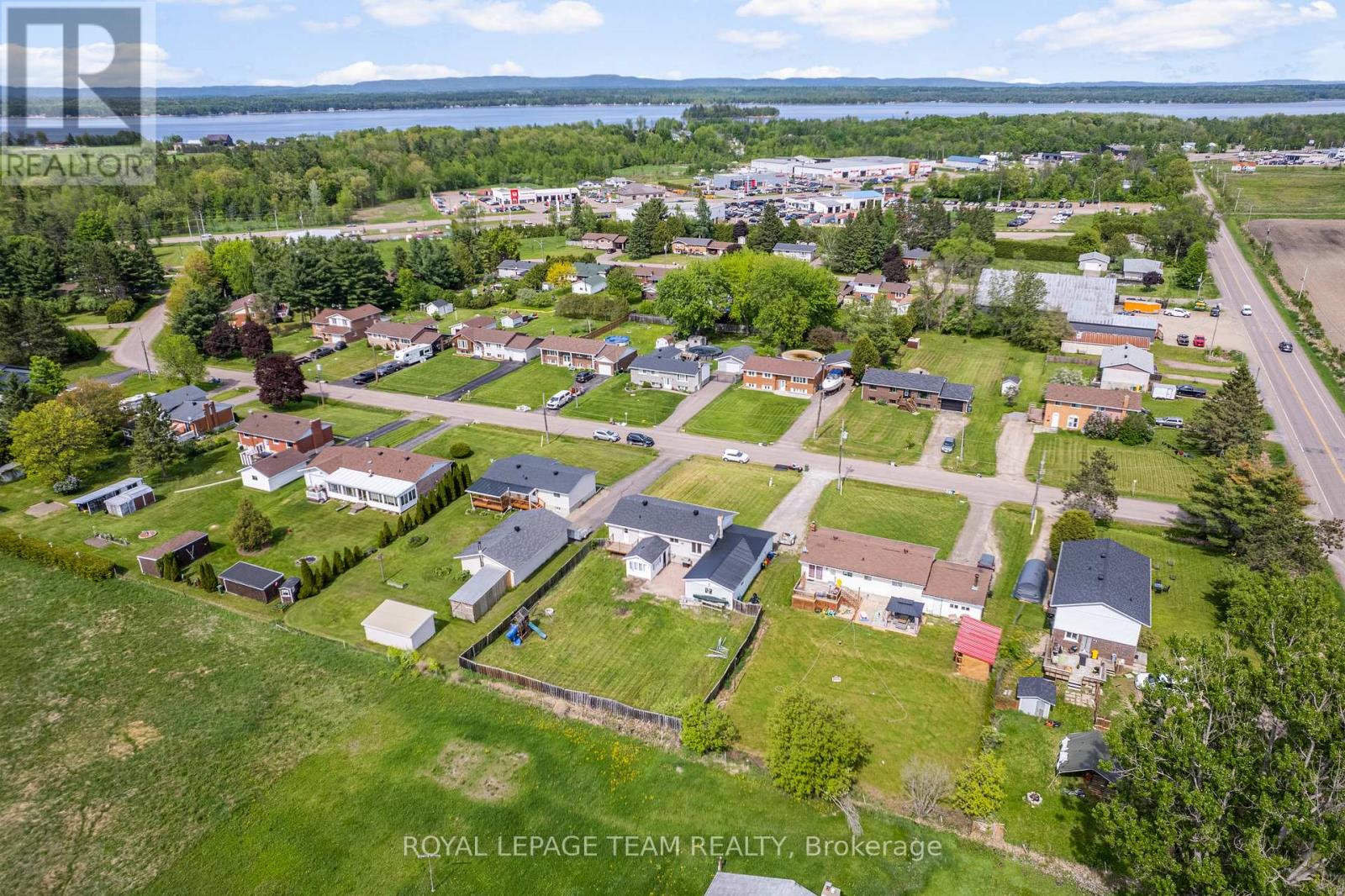 40 Meadowbrook Drive, Laurentian Valley, Ontario  K8A 7C3 - Photo 49 - X12183730