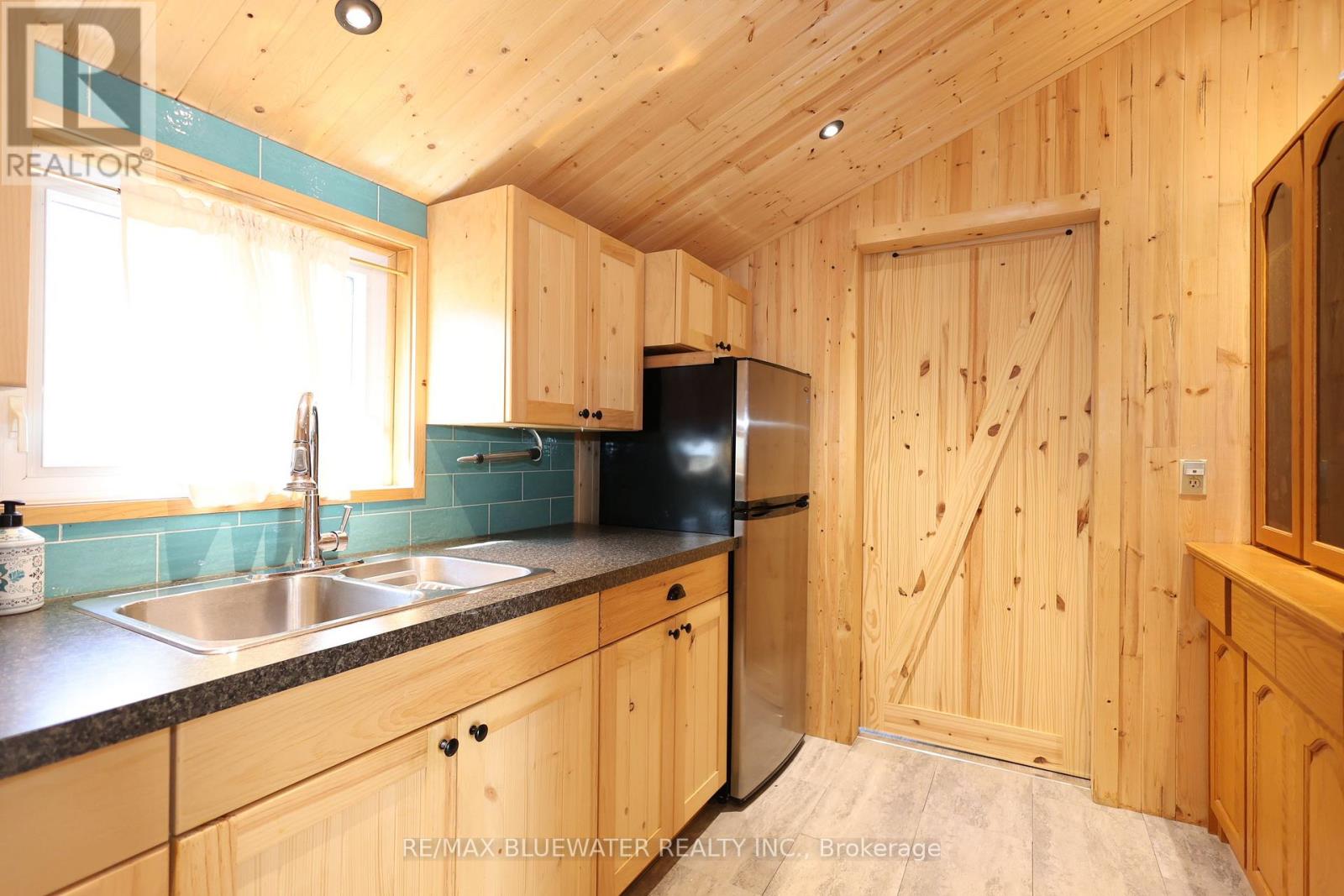6388 West Parkway Drive, Lambton Shores, Ontario  N0N 1J2 - Photo 10 - X12068289