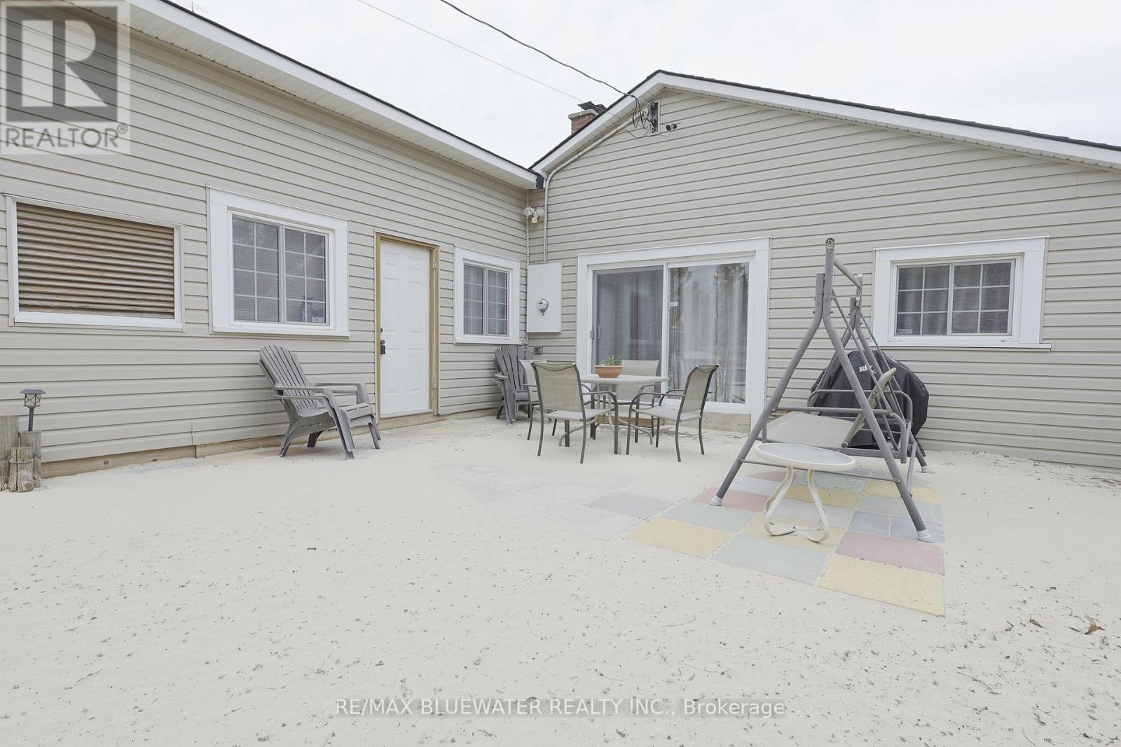 6388 West Parkway Drive, Lambton Shores, Ontario  N0N 1J2 - Photo 6 - X12068289