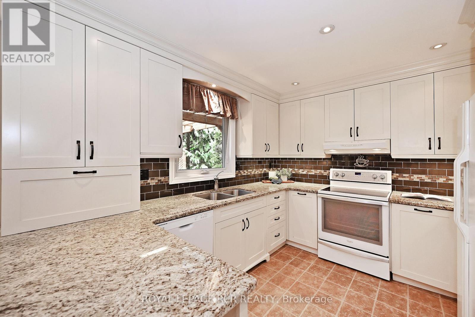 89 Mcintyre Court, Newmarket (Bristol-London), Ontario  L3Y 8B9 - Photo 11 - N12183725