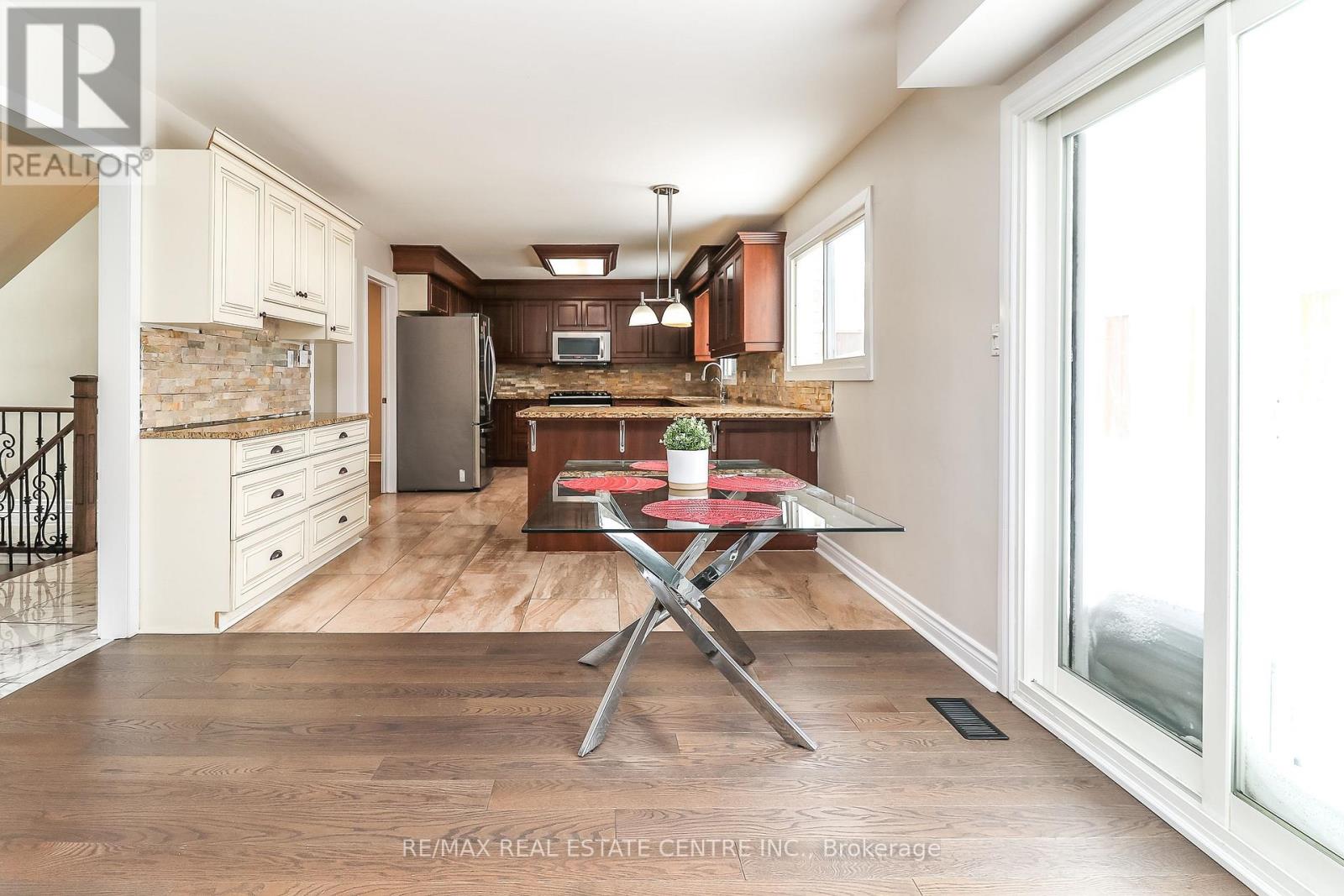 22 Meadowlark Road, Barrie, Ontario  L4M 6C8 - Photo 7 - S12182276